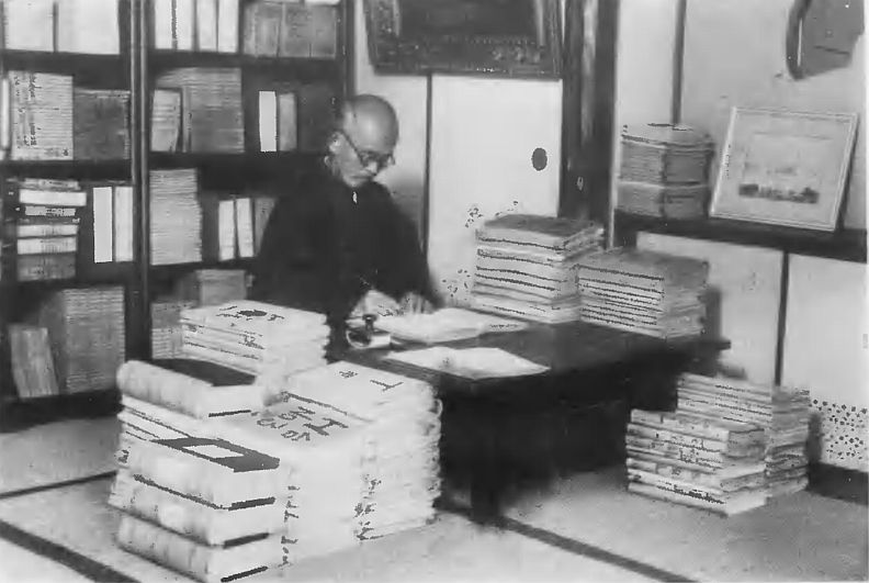 翻訳を手掛ける平岡龍城